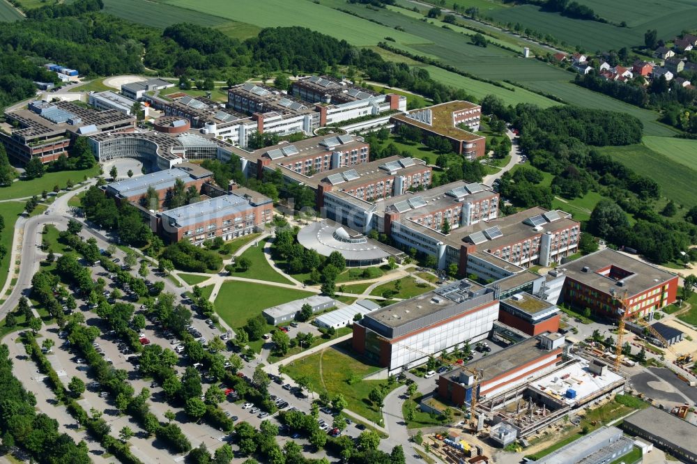 Regensburg von oben - Baustelle für einen Erweiterungs- Neubau auf dem Klinikgelände des Krankenhauses Universitätsklinikum Regensburg an der Franz-Josef-Strauß-Allee in Regensburg im Bundesland Bayern, Deutschland