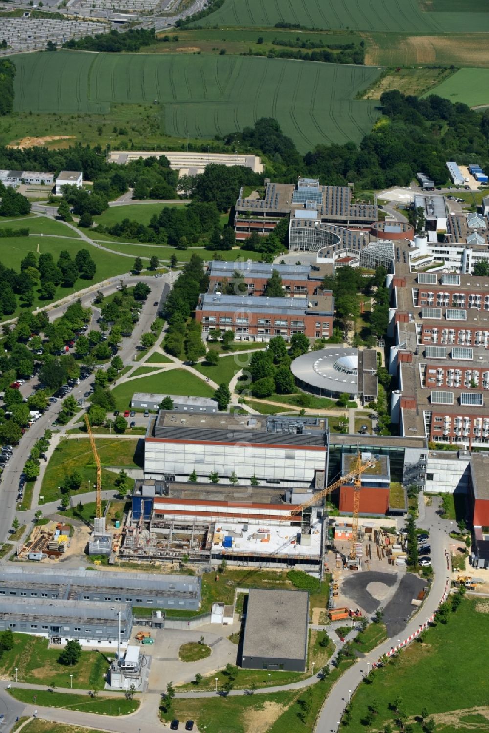 Luftaufnahme Regensburg - Baustelle für einen Erweiterungs- Neubau auf dem Klinikgelände des Krankenhauses Universitätsklinikum Regensburg an der Franz-Josef-Strauß-Allee in Regensburg im Bundesland Bayern, Deutschland