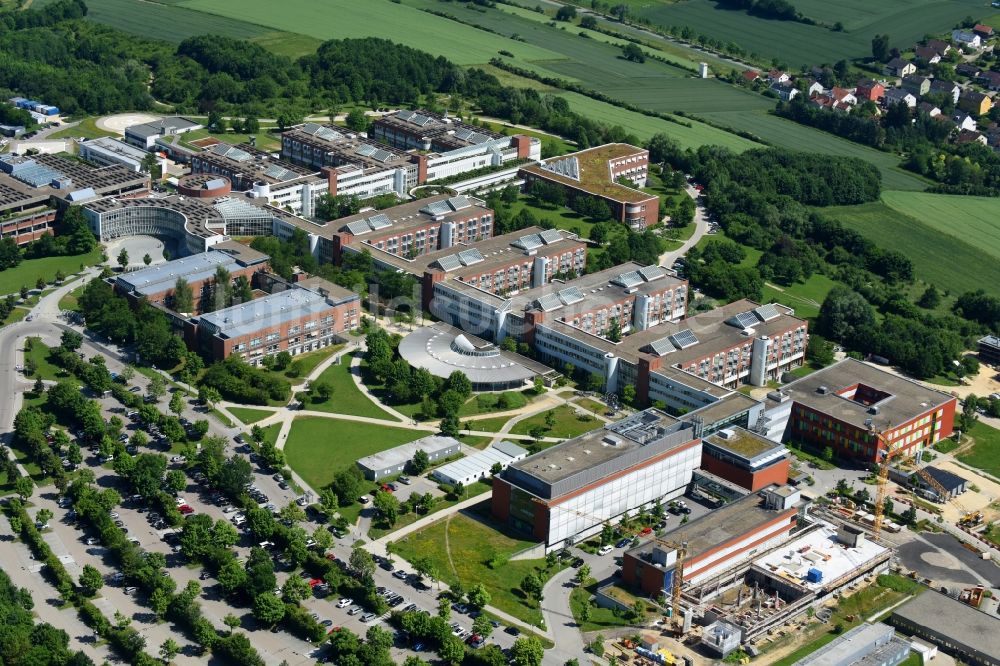 Regensburg von oben - Baustelle für einen Erweiterungs- Neubau auf dem Klinikgelände des Krankenhauses Universitätsklinikum Regensburg an der Franz-Josef-Strauß-Allee in Regensburg im Bundesland Bayern, Deutschland