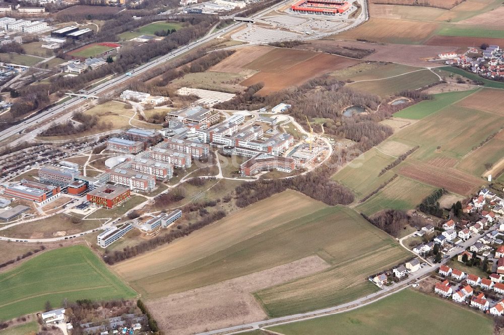 Luftaufnahme Regensburg - Baustelle für einen Erweiterungs- Neubau auf dem Klinikgelände des Krankenhauses Universitätsklinikum Regensburg an der Franz-Josef-Strauß-Allee in Regensburg im Bundesland Bayern, Deutschland