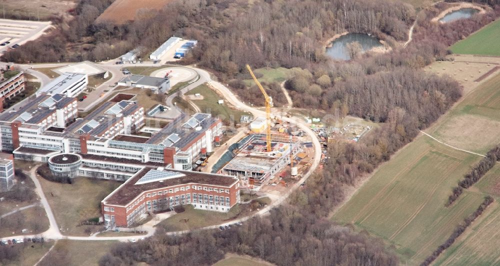 Regensburg aus der Vogelperspektive: Baustelle für einen Erweiterungs- Neubau auf dem Klinikgelände des Krankenhauses Universitätsklinikum Regensburg an der Franz-Josef-Strauß-Allee in Regensburg im Bundesland Bayern, Deutschland