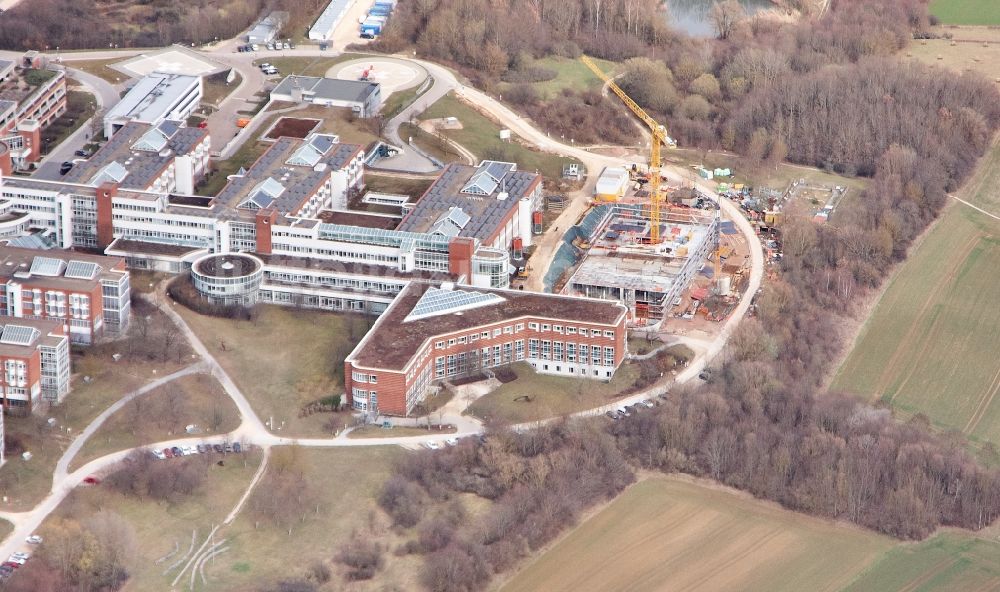 Luftaufnahme Regensburg - Baustelle für einen Erweiterungs- Neubau auf dem Klinikgelände des Krankenhauses Universitätsklinikum Regensburg an der Franz-Josef-Strauß-Allee in Regensburg im Bundesland Bayern, Deutschland