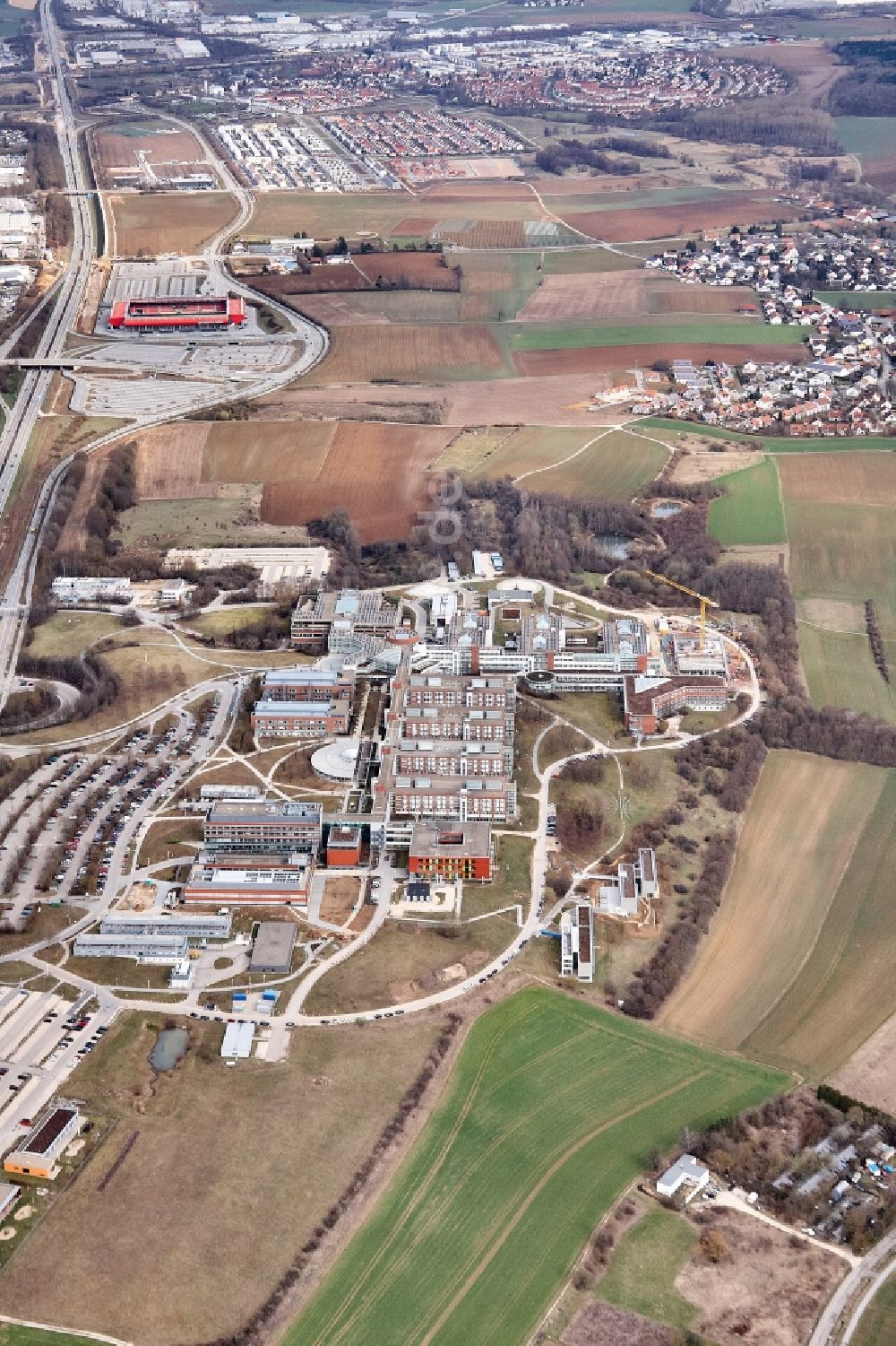 Regensburg von oben - Baustelle für einen Erweiterungs- Neubau auf dem Klinikgelände des Krankenhauses Universitätsklinikum Regensburg an der Franz-Josef-Strauß-Allee in Regensburg im Bundesland Bayern, Deutschland