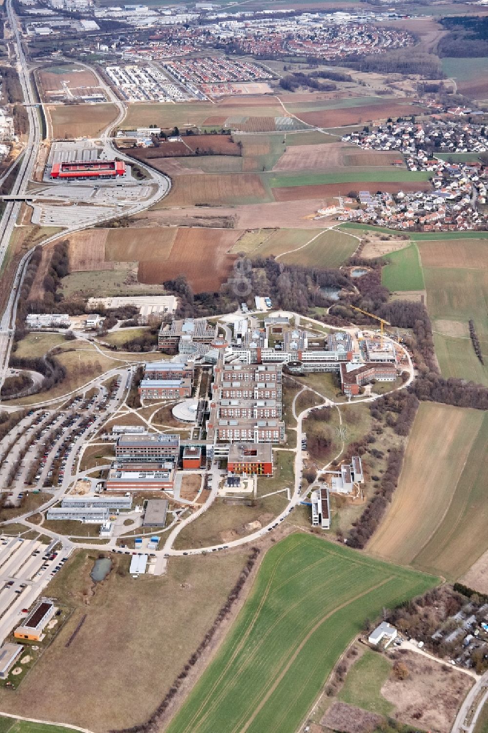 Regensburg aus der Vogelperspektive: Baustelle für einen Erweiterungs- Neubau auf dem Klinikgelände des Krankenhauses Universitätsklinikum Regensburg an der Franz-Josef-Strauß-Allee in Regensburg im Bundesland Bayern, Deutschland