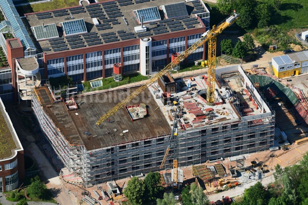 Luftaufnahme Regensburg - Baustelle für einen Erweiterungs- Neubau auf dem Klinikgelände des Krankenhauses Universitätsklinikum Regensburg in Regensburg im Bundesland Bayern, Deutschland