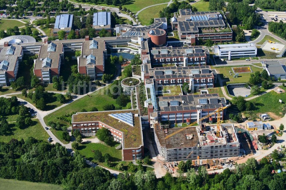 Regensburg von oben - Baustelle für einen Erweiterungs- Neubau auf dem Klinikgelände des Krankenhauses Universitätsklinikum Regensburg in Regensburg im Bundesland Bayern, Deutschland