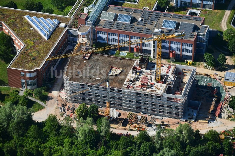 Regensburg aus der Vogelperspektive: Baustelle für einen Erweiterungs- Neubau auf dem Klinikgelände des Krankenhauses Universitätsklinikum Regensburg in Regensburg im Bundesland Bayern, Deutschland