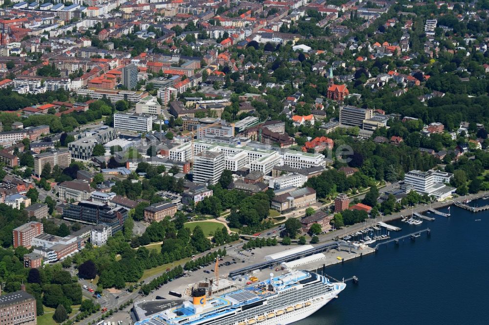 Kiel von oben - Baustelle für einen Erweiterungs- Neubau auf dem Klinikgelände des Krankenhauses Universitätsklinikum Schleswig-Holstein in Kiel im Bundesland Schleswig-Holstein, Deutschland