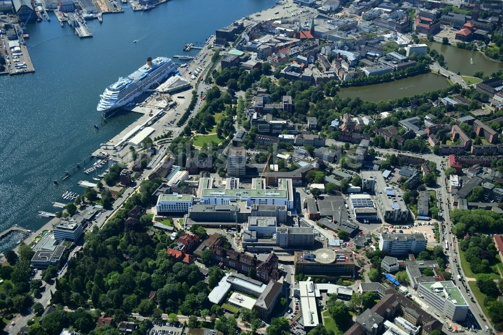 Kiel von oben - Baustelle für einen Erweiterungs- Neubau auf dem Klinikgelände des Krankenhauses Universitätsklinikum Schleswig-Holstein in Kiel im Bundesland Schleswig-Holstein, Deutschland