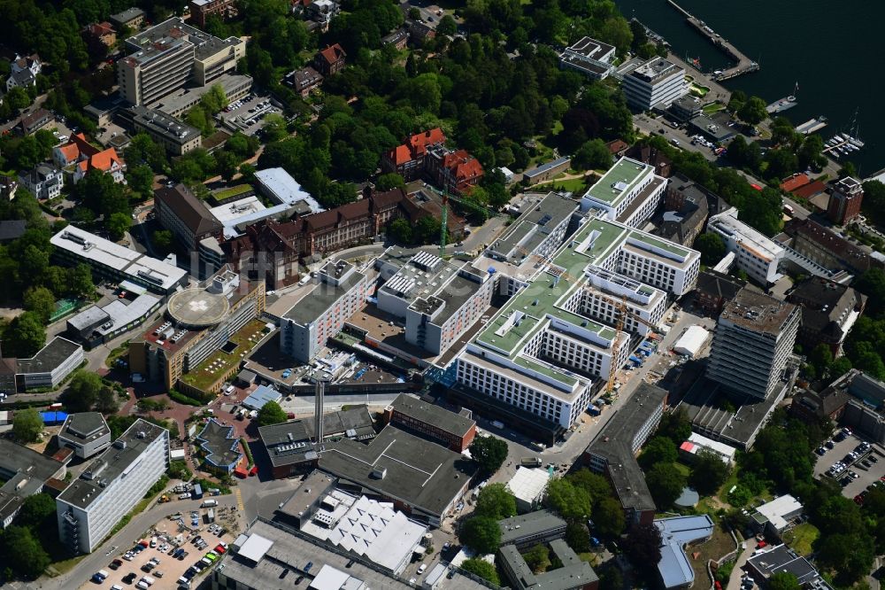 Luftaufnahme Kiel - Baustelle für einen Erweiterungs- Neubau auf dem Klinikgelände des Krankenhauses Universitätsklinikum Schleswig-Holstein in Kiel im Bundesland Schleswig-Holstein, Deutschland