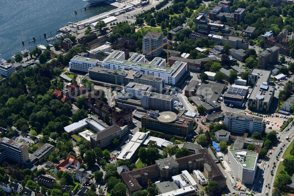 Kiel aus der Vogelperspektive: Baustelle für einen Erweiterungs- Neubau auf dem Klinikgelände des Krankenhauses Universitätsklinikum Schleswig-Holstein in Kiel im Bundesland Schleswig-Holstein, Deutschland