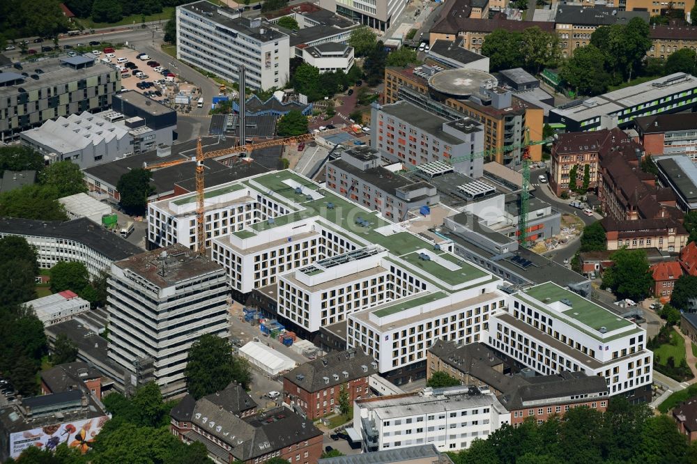 Luftaufnahme Kiel - Baustelle für einen Erweiterungs- Neubau auf dem Klinikgelände des Krankenhauses Universitätsklinikum Schleswig-Holstein in Kiel im Bundesland Schleswig-Holstein, Deutschland