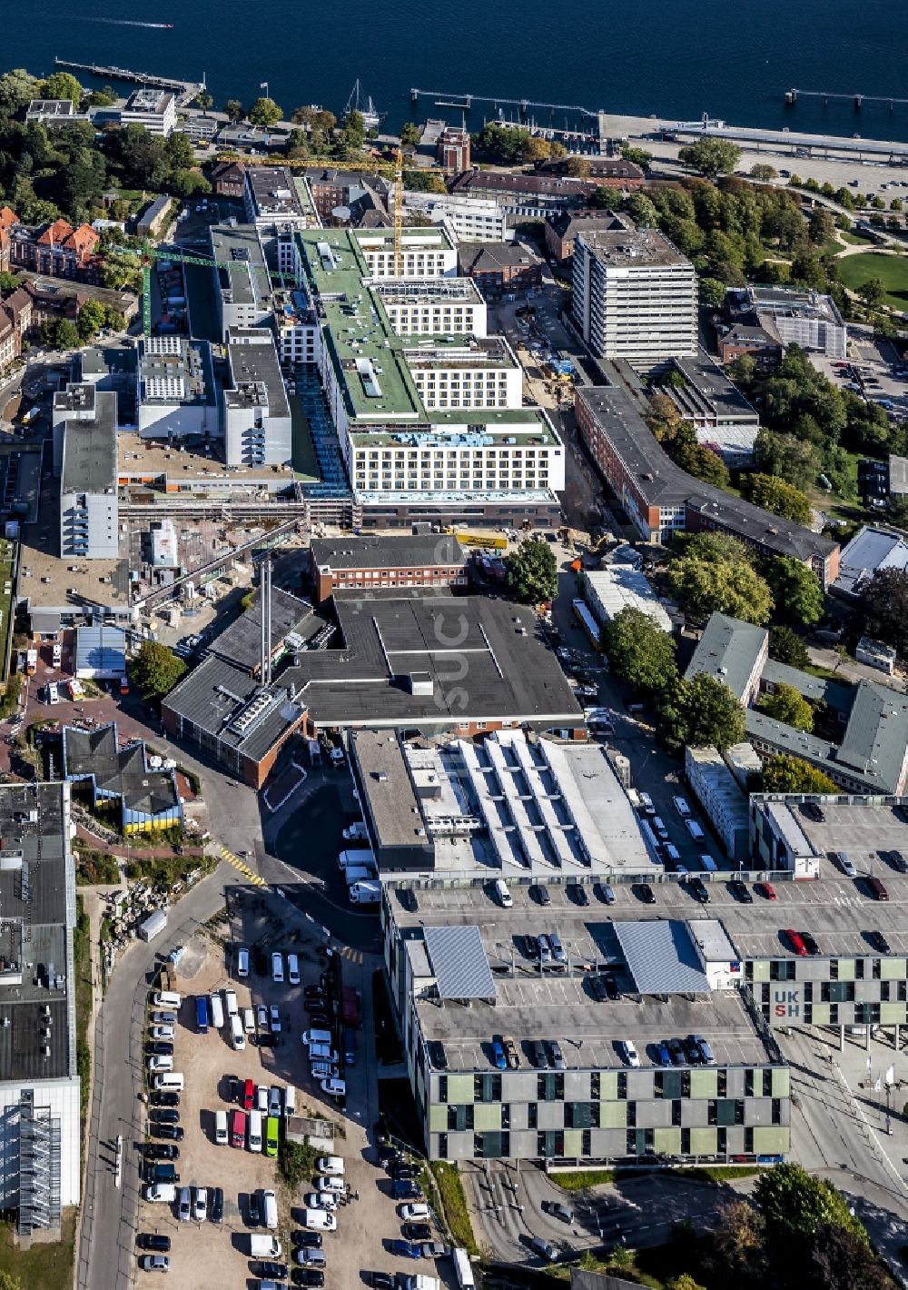 Luftaufnahme Kiel - Baustelle für einen Erweiterungs- Neubau auf dem Klinikgelände des Krankenhauses Universitätsklinikum Schleswig-Holstein im Ortsteil Ravensberg in Kiel im Bundesland Schleswig-Holstein, Deutschland