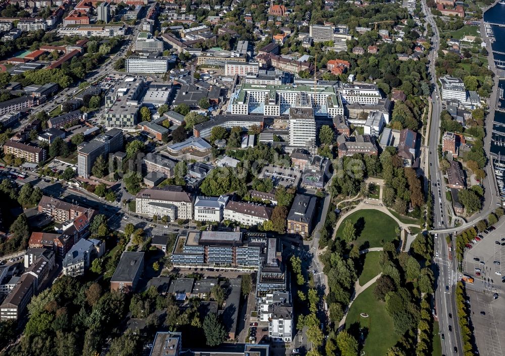 Luftaufnahme Kiel - Baustelle für einen Erweiterungs- Neubau auf dem Klinikgelände des Krankenhauses Universitätsklinikum Schleswig-Holstein im Ortsteil Ravensberg in Kiel im Bundesland Schleswig-Holstein, Deutschland