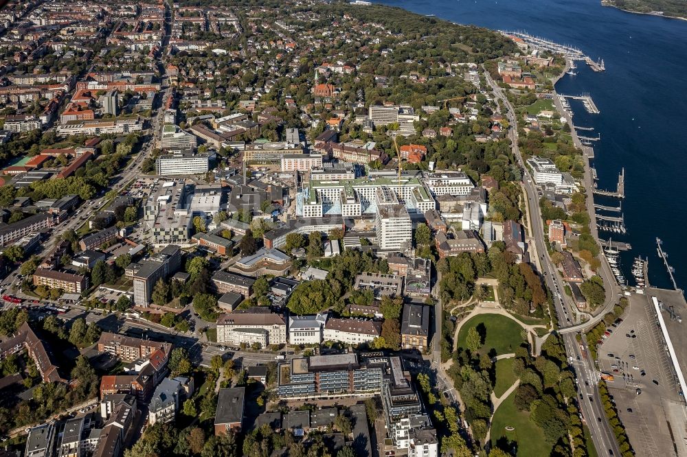 Kiel von oben - Baustelle für einen Erweiterungs- Neubau auf dem Klinikgelände des Krankenhauses Universitätsklinikum Schleswig-Holstein im Ortsteil Ravensberg in Kiel im Bundesland Schleswig-Holstein, Deutschland