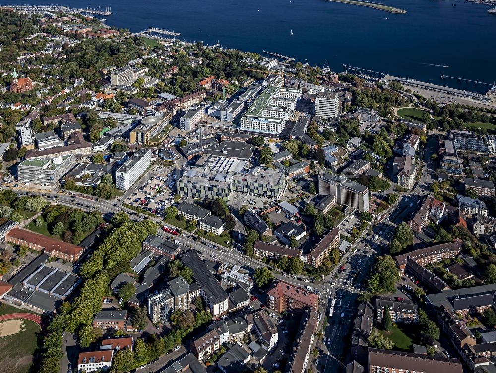 Luftaufnahme Kiel - Baustelle für einen Erweiterungs- Neubau auf dem Klinikgelände des Krankenhauses Universitätsklinikum Schleswig-Holstein im Ortsteil Ravensberg in Kiel im Bundesland Schleswig-Holstein, Deutschland