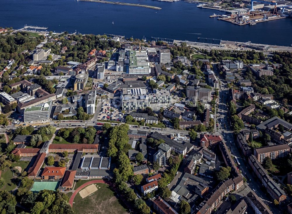 Kiel von oben - Baustelle für einen Erweiterungs- Neubau auf dem Klinikgelände des Krankenhauses Universitätsklinikum Schleswig-Holstein im Ortsteil Ravensberg in Kiel im Bundesland Schleswig-Holstein, Deutschland