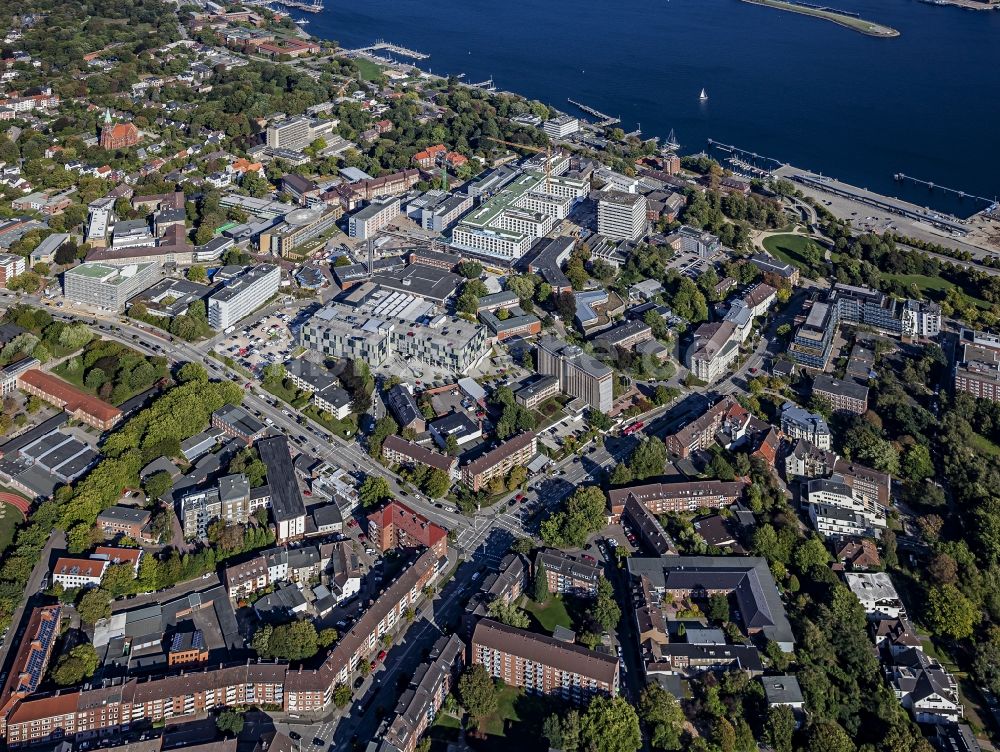 Luftaufnahme Kiel - Baustelle für einen Erweiterungs- Neubau auf dem Klinikgelände des Krankenhauses Universitätsklinikum Schleswig-Holstein im Ortsteil Ravensberg in Kiel im Bundesland Schleswig-Holstein, Deutschland