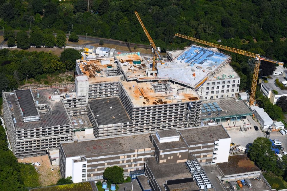 Karlsruhe von oben - Baustelle für einen Erweiterungs- Neubau auf dem Klinikgelände des Krankenhauses St. Vincentius-Kliniken gAG an der Steinhäuserstraße im Ortsteil Südweststadt in Karlsruhe im Bundesland Baden-Württemberg, Deutschland