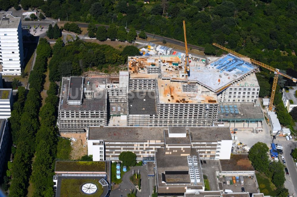 Karlsruhe aus der Vogelperspektive: Baustelle für einen Erweiterungs- Neubau auf dem Klinikgelände des Krankenhauses St. Vincentius-Kliniken gAG an der Steinhäuserstraße im Ortsteil Südweststadt in Karlsruhe im Bundesland Baden-Württemberg, Deutschland