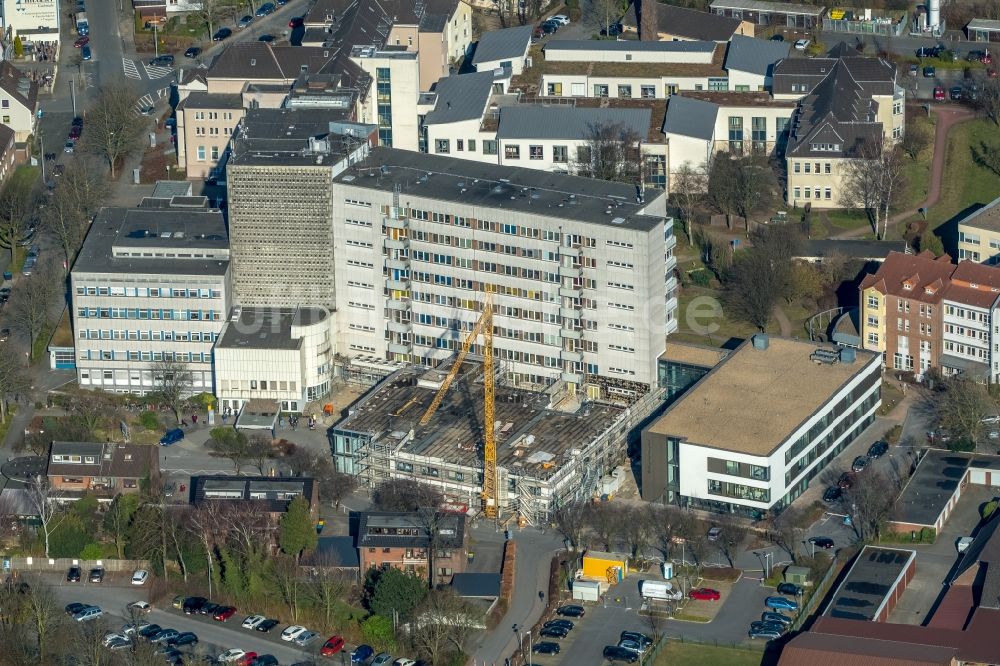 Luftaufnahme Dinslaken - Baustelle für einen Erweiterungs- Neubau auf dem Klinikgelände des Krankenhauses St. Vinzenz-Hospital an der Doktor-Otto-Seidel-Straße in Dinslaken im Bundesland Nordrhein-Westfalen, Deutschland