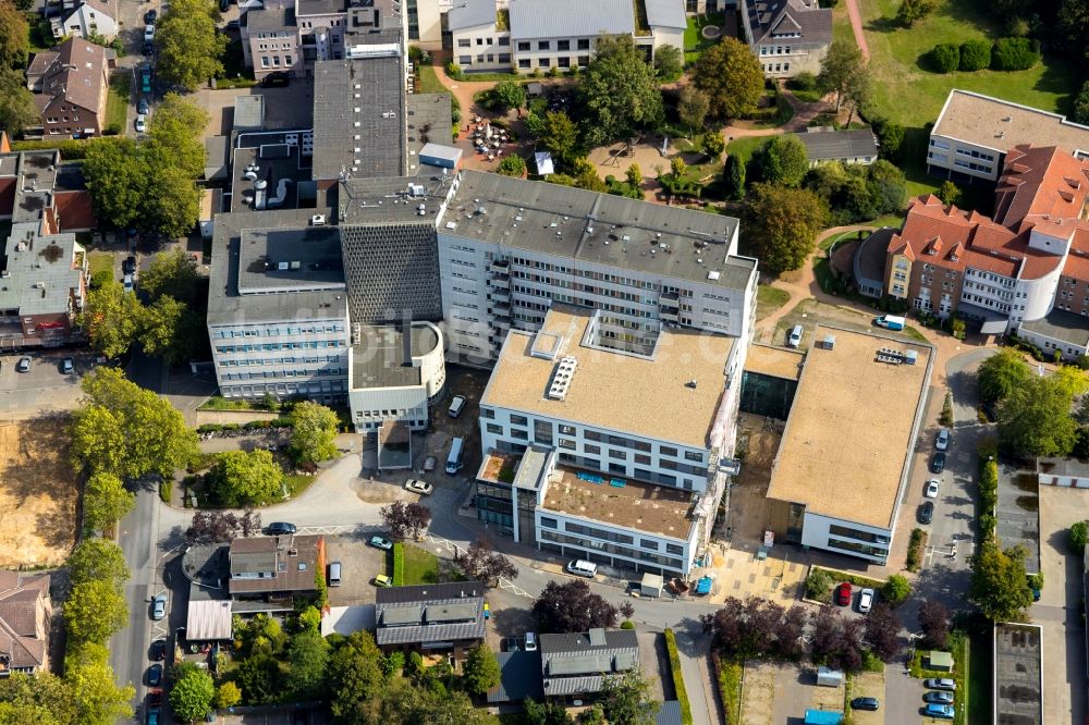 Dinslaken aus der Vogelperspektive: Baustelle für einen Erweiterungs- Neubau auf dem Klinikgelände des Krankenhauses St. Vinzenz-Hospital an der Doktor-Otto-Seidel-Straße in Dinslaken im Bundesland Nordrhein-Westfalen, Deutschland