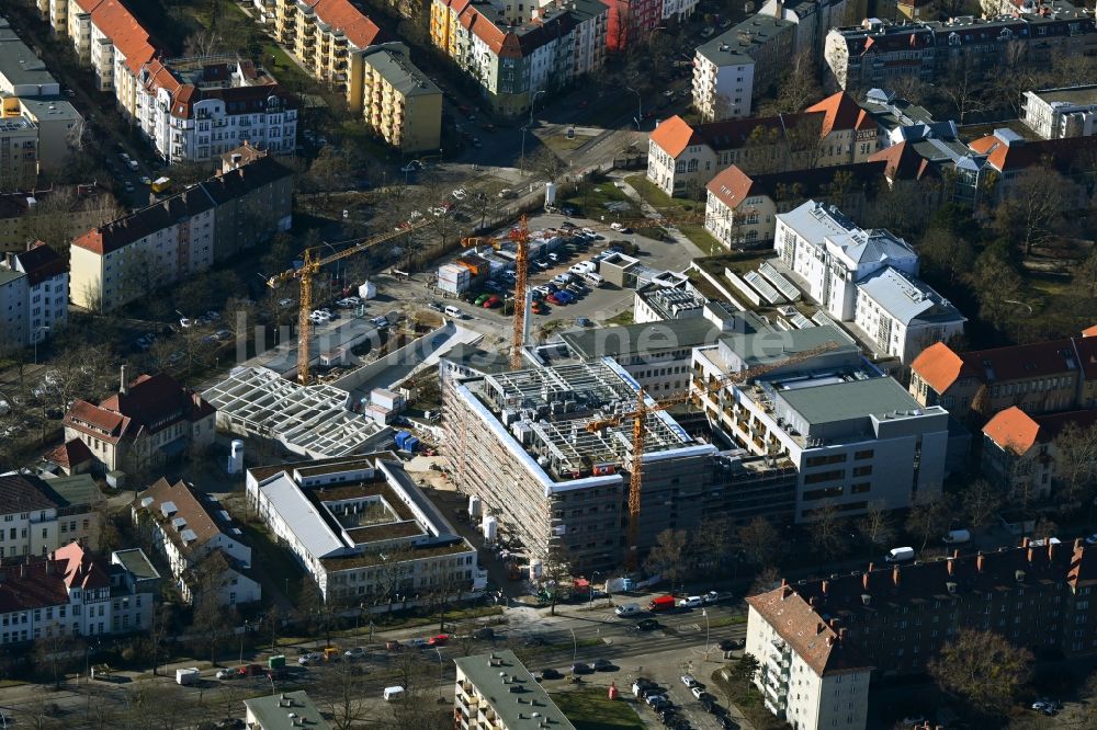 Luftbild Berlin - Baustelle für einen Erweiterungs- Neubau auf dem Klinikgelände des Krankenhauses Vivantes Auguste-Viktoria-Klinikum im Ortsteil Schöneberg in Berlin, Deutschland