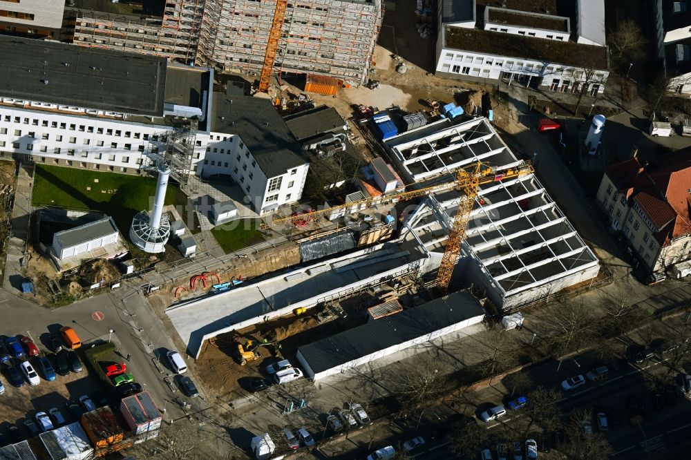 Berlin von oben - Baustelle für einen Erweiterungs- Neubau auf dem Klinikgelände des Krankenhauses Vivantes Auguste-Viktoria-Klinikum im Ortsteil Schöneberg in Berlin, Deutschland