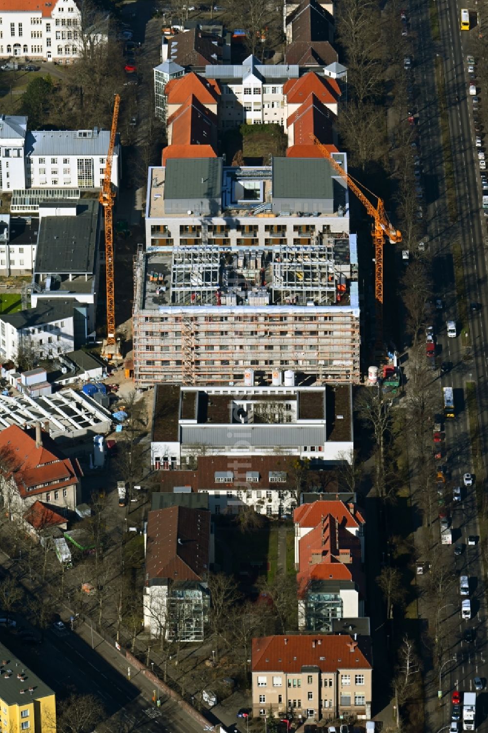 Luftaufnahme Berlin - Baustelle für einen Erweiterungs- Neubau auf dem Klinikgelände des Krankenhauses Vivantes Auguste-Viktoria-Klinikum im Ortsteil Schöneberg in Berlin, Deutschland