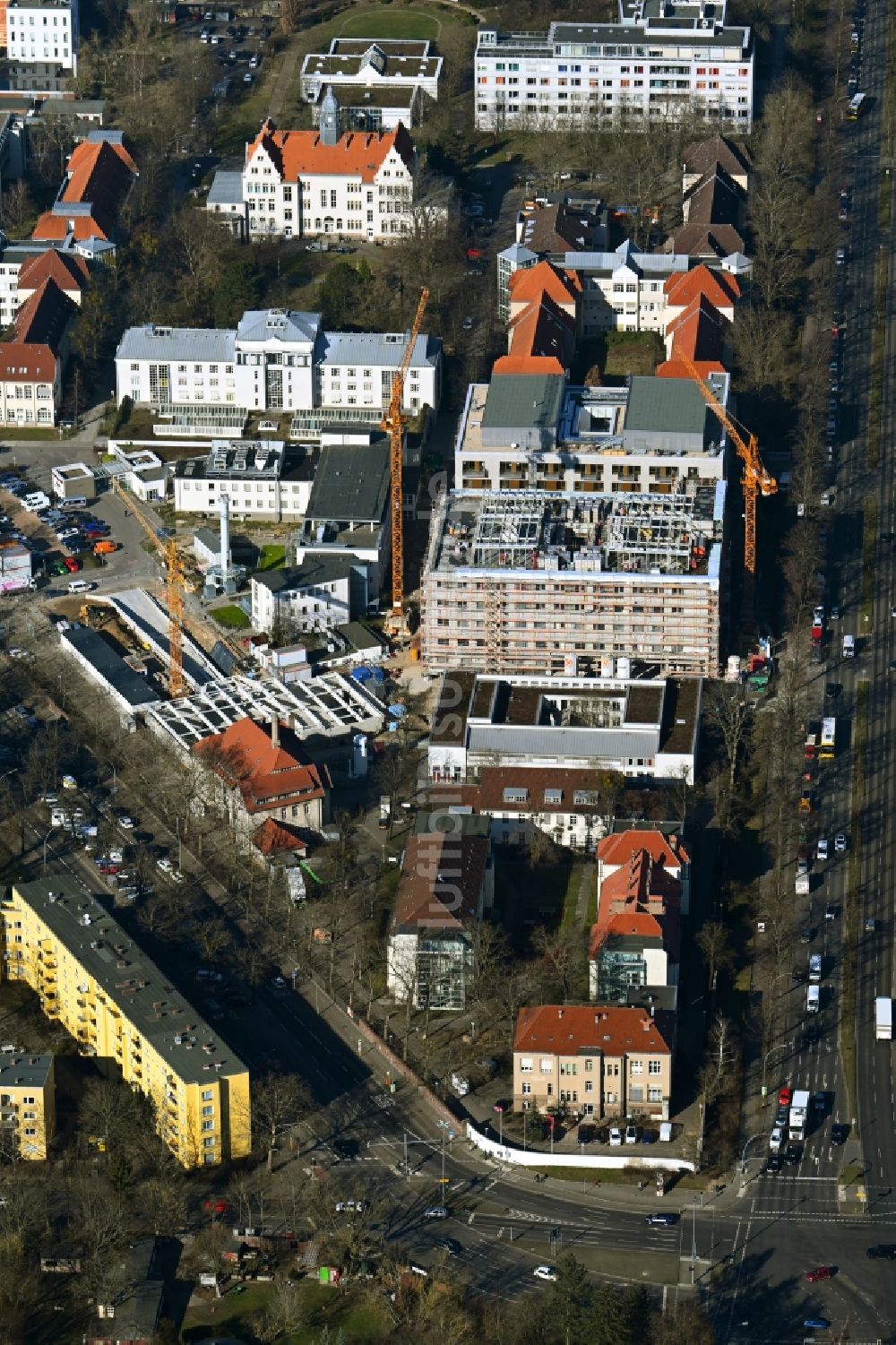 Berlin von oben - Baustelle für einen Erweiterungs- Neubau auf dem Klinikgelände des Krankenhauses Vivantes Auguste-Viktoria-Klinikum im Ortsteil Schöneberg in Berlin, Deutschland