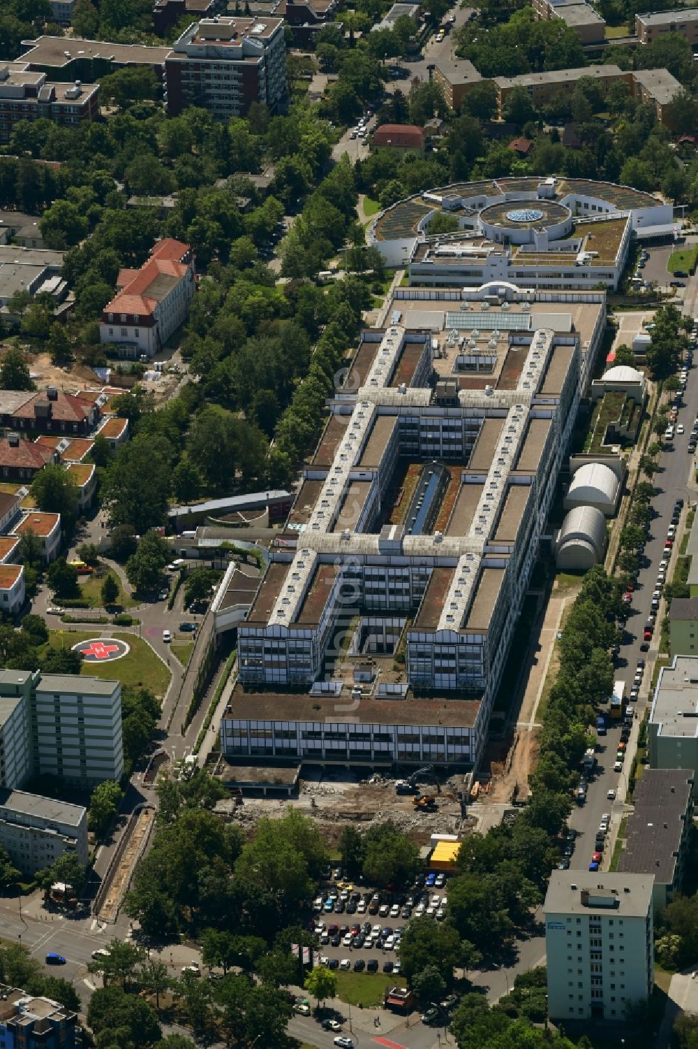 Berlin aus der Vogelperspektive: Baustelle für einen Erweiterungs- Neubau auf dem Klinikgelände des Krankenhauses Vivantes Klinikum Neukölln im Ortsteil Buckow in Berlin, Deutschland