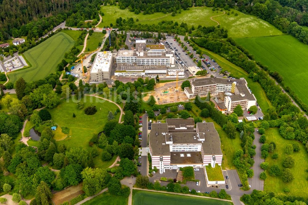 Bad Wildungen von oben - Baustelle für einen Erweiterungs- Neubau auf dem Klinikgelände des Krankenhauses WERNER WICKER KLINIK im Ortsteil Reinhardshausen in Bad Wildungen im Bundesland Hessen, Deutschland