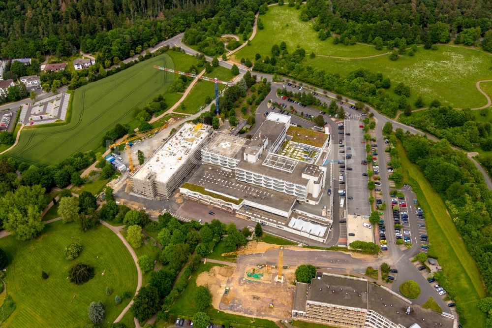 Luftbild Bad Wildungen - Baustelle für einen Erweiterungs- Neubau auf dem Klinikgelände des Krankenhauses WERNER WICKER KLINIK im Ortsteil Reinhardshausen in Bad Wildungen im Bundesland Hessen, Deutschland