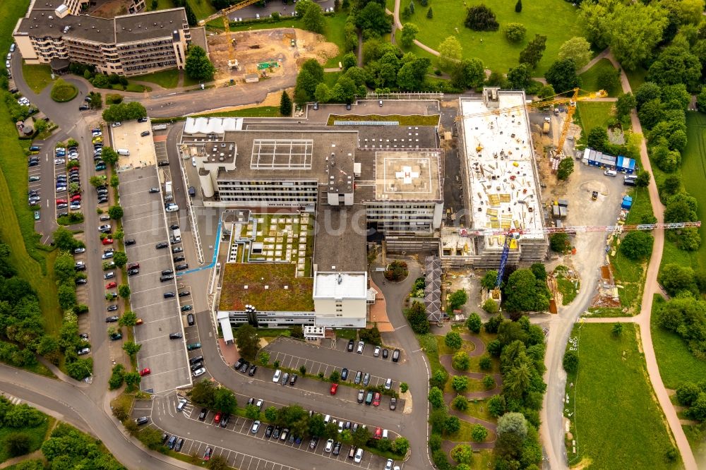 Bad Wildungen von oben - Baustelle für einen Erweiterungs- Neubau auf dem Klinikgelände des Krankenhauses WERNER WICKER KLINIK im Ortsteil Reinhardshausen in Bad Wildungen im Bundesland Hessen, Deutschland