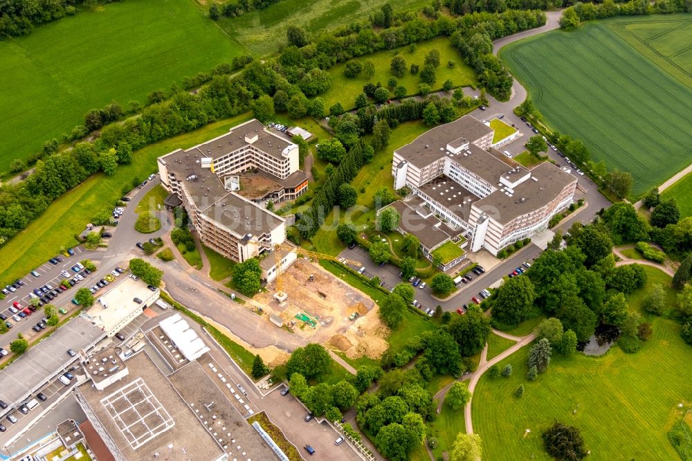 Bad Wildungen aus der Vogelperspektive: Baustelle für einen Erweiterungs- Neubau auf dem Klinikgelände des Krankenhauses WERNER WICKER KLINIK im Ortsteil Reinhardshausen in Bad Wildungen im Bundesland Hessen, Deutschland