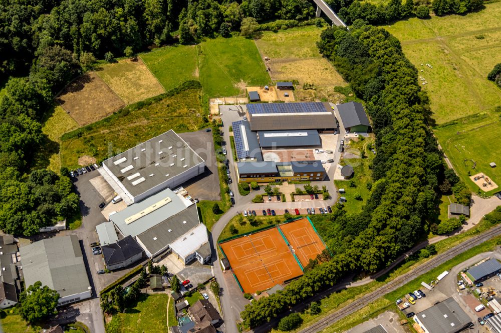 Luftbild Sundern (Sauerland) - Baustelle für einen Erweiterungs- Neubau auf dem Klinikgelände des Tierarztes für Pferde und Kleintiere im Ortsteil Stemel in Sundern (Sauerland) im Bundesland Nordrhein-Westfalen, Deutschland