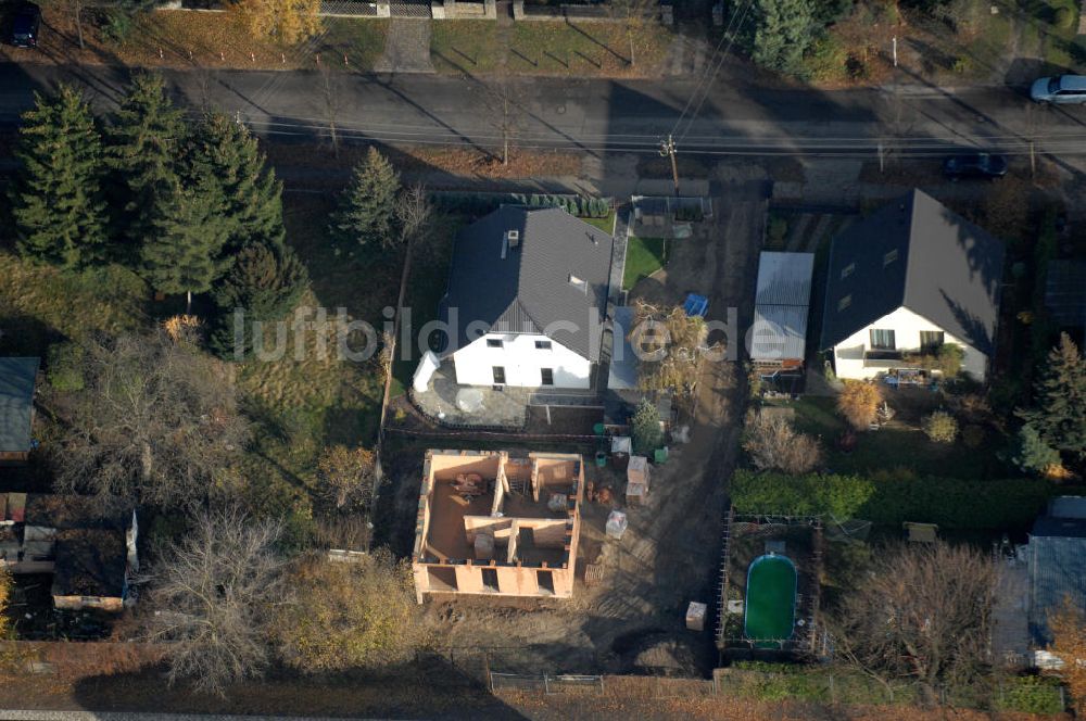 Berlin aus der Vogelperspektive: Baustelle Einfamilenhaus in Berlin-Kaulsdorf