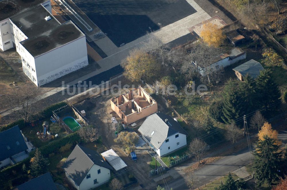 Berlin aus der Vogelperspektive: Baustelle Einfamilenhaus in Berlin-Kaulsdorf