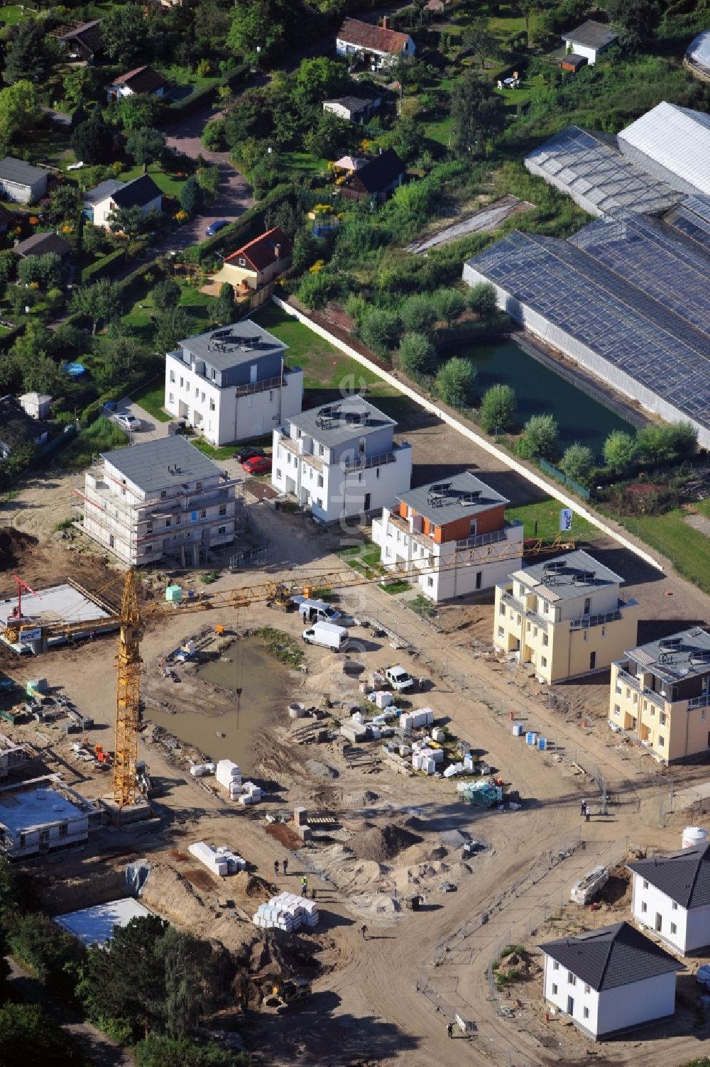 Luftaufnahme Berlin - Baustelle von Einfamilien- und Doppelhaus Neubauten mit Solaranlage am Britzer Garten im Bezirk Britz in Berlin