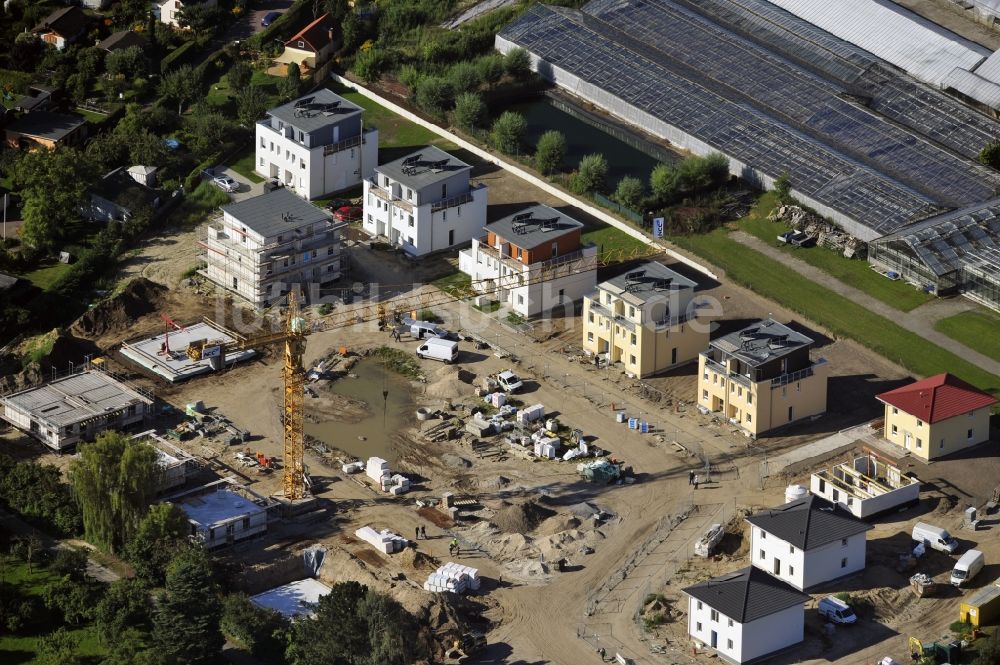 Berlin von oben - Baustelle von Einfamilien- und Doppelhaus Neubauten mit Solaranlage am Britzer Garten im Bezirk Britz in Berlin