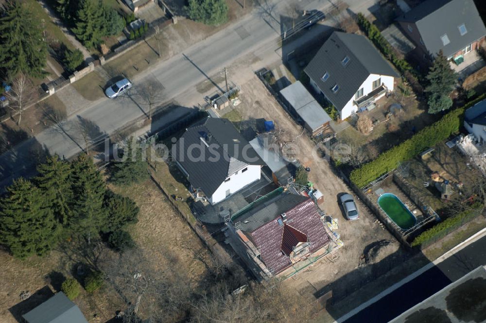 Berlin aus der Vogelperspektive: Baustelle Einfamilienhaus Berlin-Kaulsdorf