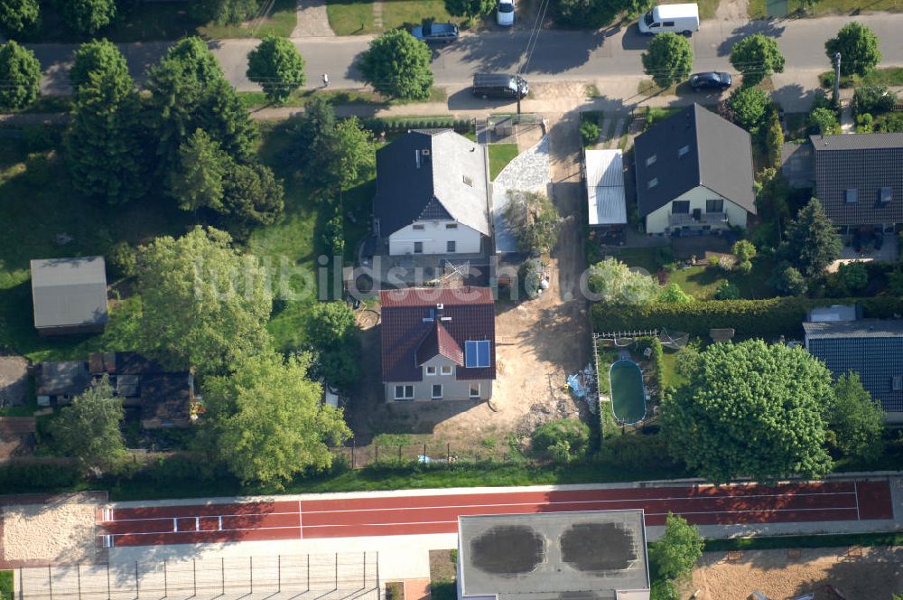 Berlin aus der Vogelperspektive: Baustelle Einfamilienhaus Berlin-Kaulsdorf