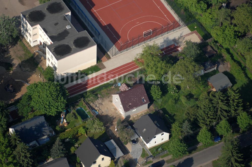 Berlin aus der Vogelperspektive: Baustelle Einfamilienhaus Berlin-Kaulsdorf