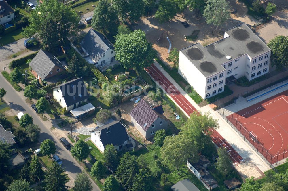 Berlin aus der Vogelperspektive: Baustelle Einfamilienhaus Berlin-Kaulsdorf