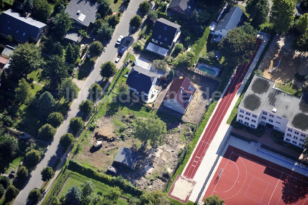 Berlin aus der Vogelperspektive: Baustelle Einfamilienhaus Berlin-Kaulsdorf