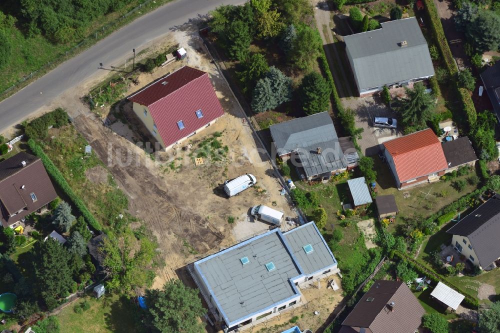 Berlin von oben - Baustelle in der Einfamilienhaus- Siedlöung an der Eschenstraße im Stadtteil Kaulsdorf von Berlin