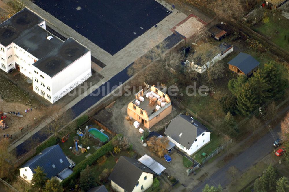 Berlin von oben - Baustelle eines Einfamilienhauses an der Bergedorfer Straße in 12621 BERLIN Kaulsdorf-Süd