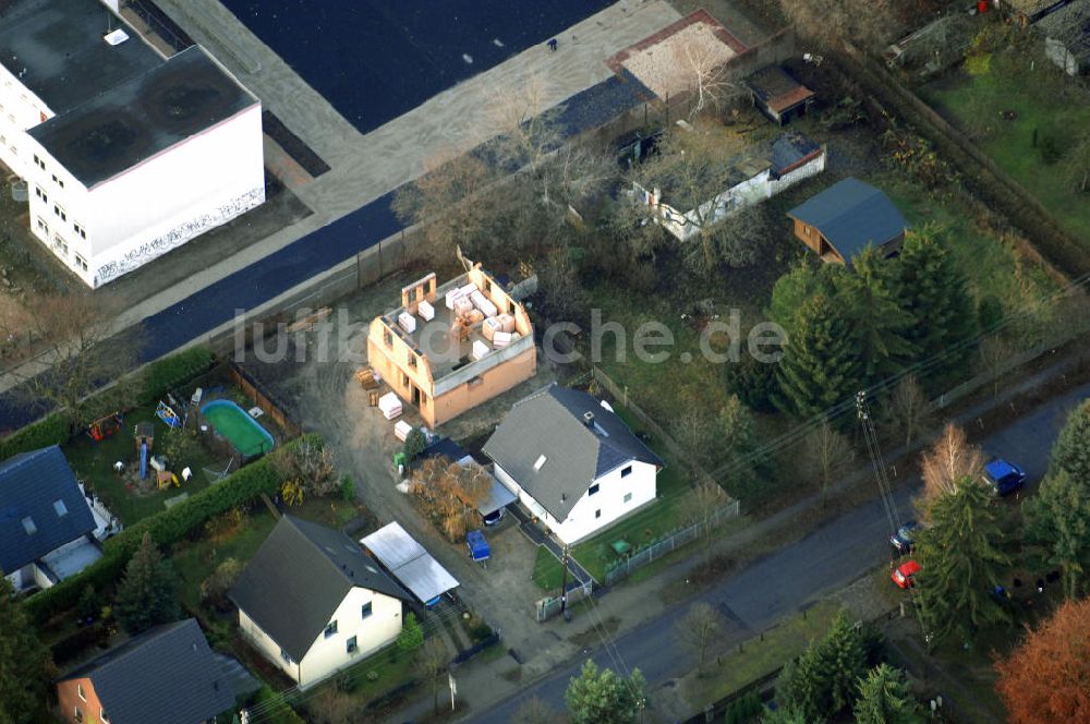 Luftbild Berlin - Baustelle eines Einfamilienhauses an der Bergedorfer Straße in 12621 BERLIN Kaulsdorf-Süd