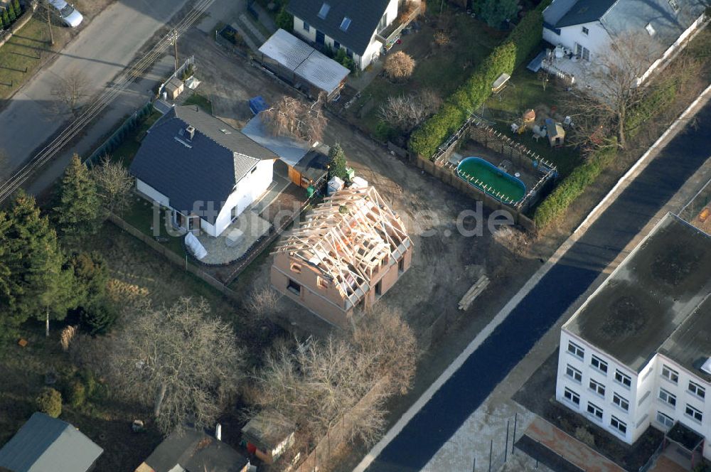 Luftbild Berlin - Baustelle eines Einfamilienhauses an der Bergedorfer Straße in 12621 BERLIN Kaulsdorf-Süd