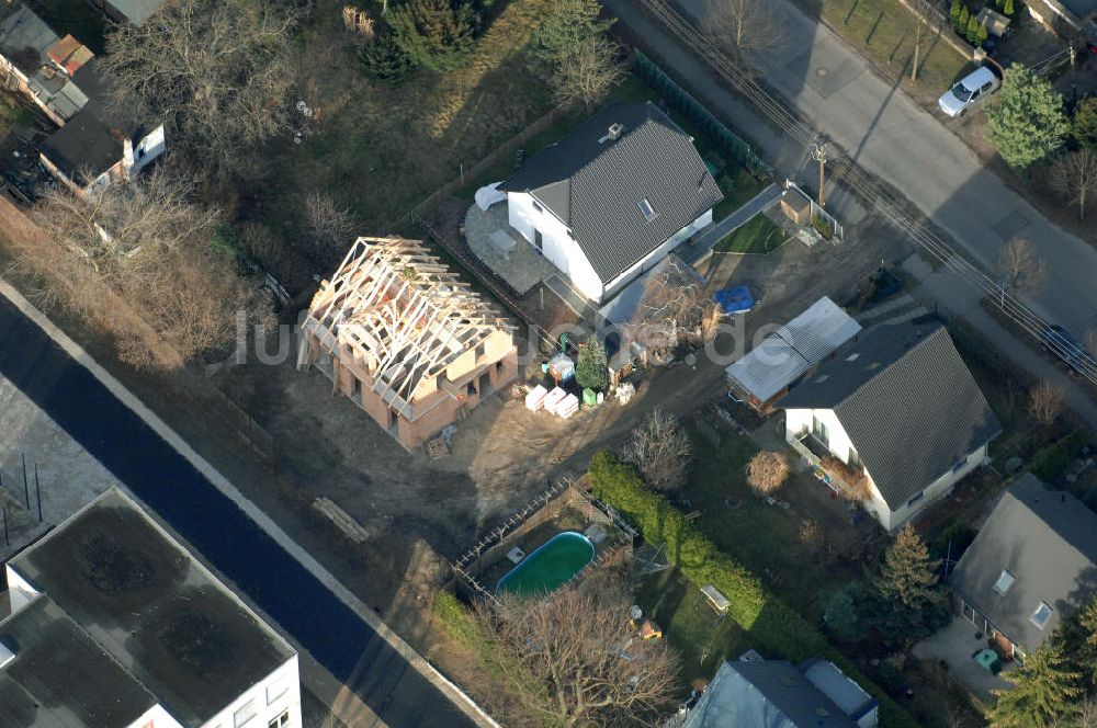 Berlin von oben - Baustelle eines Einfamilienhauses an der Bergedorfer Straße in 12621 BERLIN Kaulsdorf-Süd